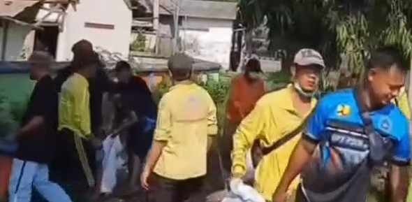 Foto: Sinergi Bersama untuk Lingkungan: Kerja Bakti Bersihkan Saluran Kali Konang