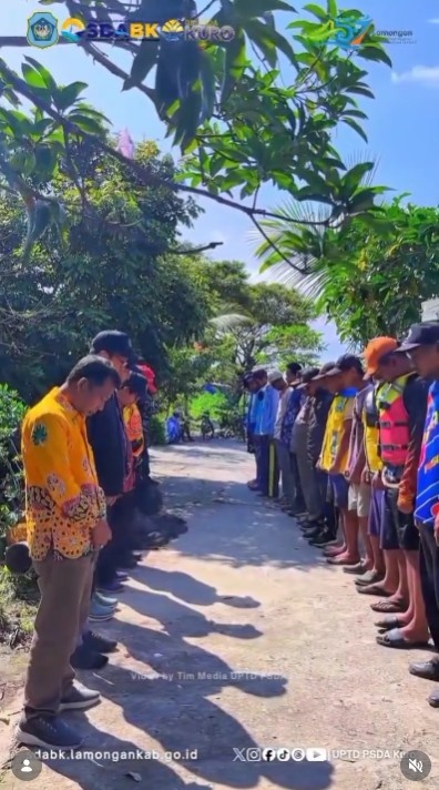 Foto: KERJA BAKTI PEMBERSIHAN PENGHALANG AIR DI KALI BLAWI WILAYAH KARANGBINANGUN