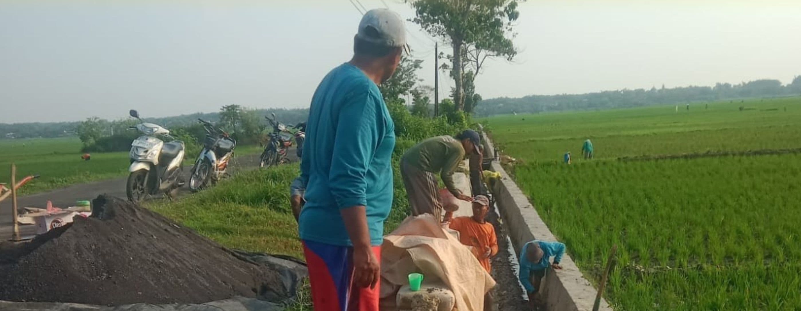 Foto: Kerja bakti perbaikan saluran tersier dan bangunan sadap bersama HIPPA Desa Maindu dan Desa Mekanderejo