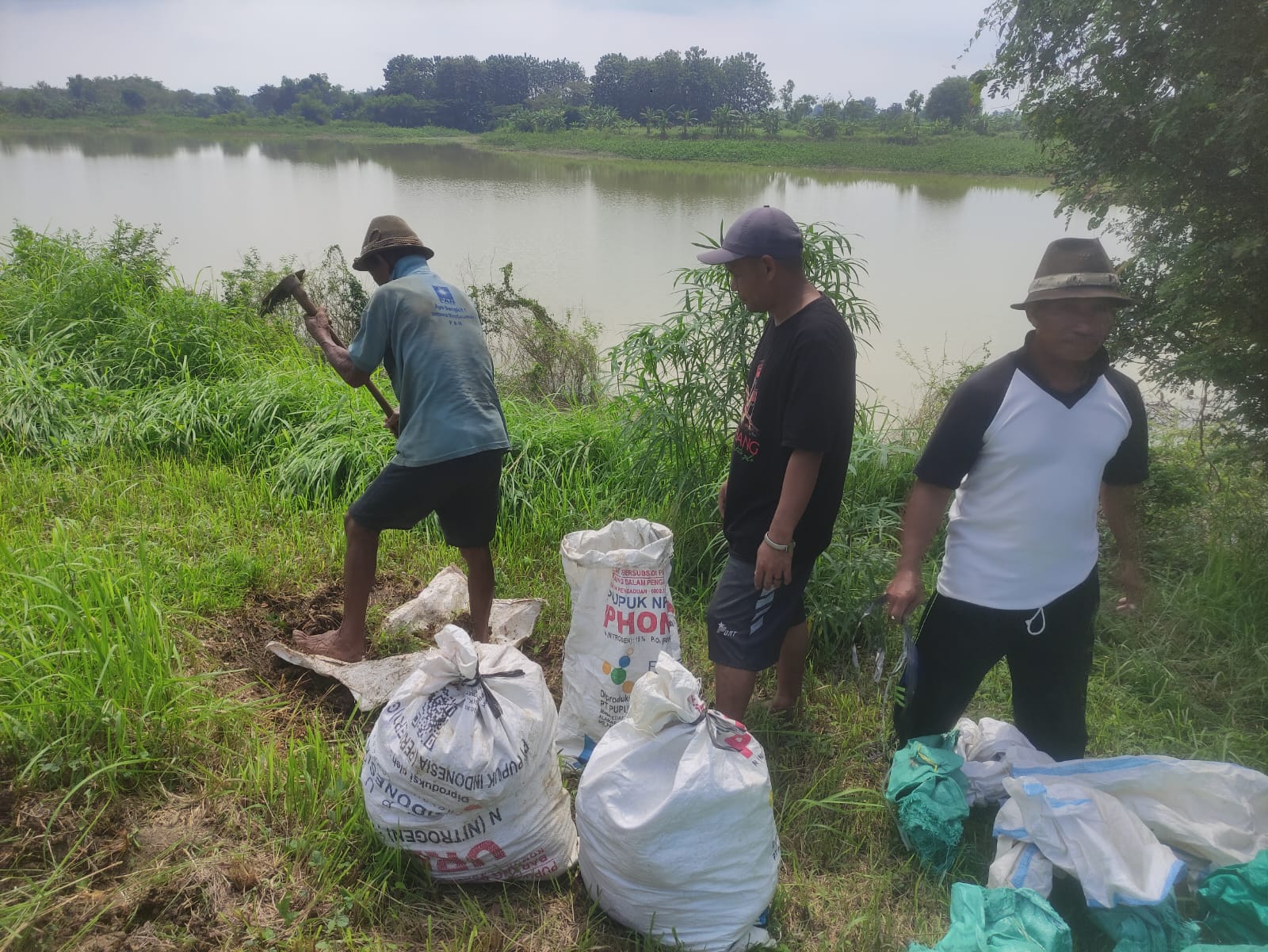 Foto: Gerak Cepat Tangani Kebocoran Waduk Makamsantri Demi Kelancaran Irigasi Pertanian