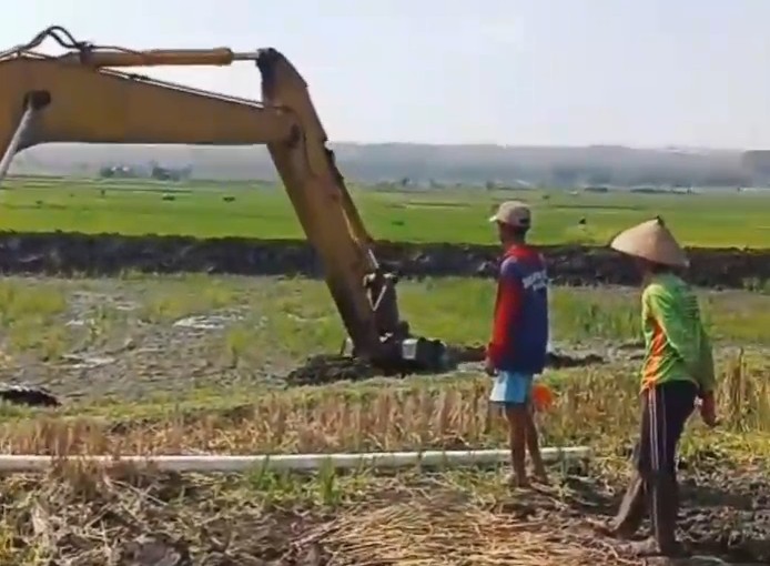 Foto: UPTD PSDA Babat melaksanakan kegiatan Monitoring dan Evaluasi (Monev) proyek normalisasi perbaikan tangkis Waduk Bowo
