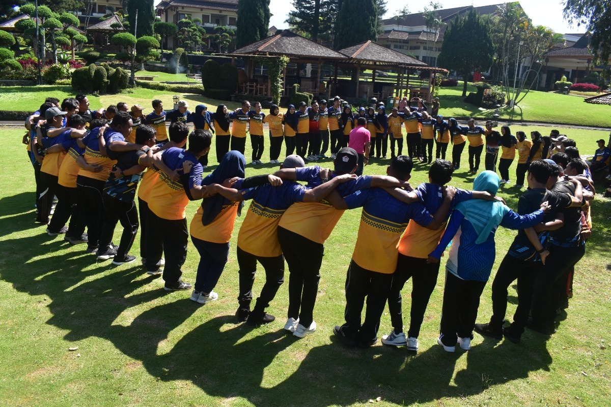 Foto: Seru dan Penuh Kebersamaan, SDABK Lamongan Gelar Fun Game Tingkatkan Soliditas Pegawai
