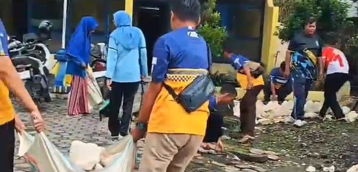 Foto: UPTD PSDA Babat melaksanakan kegiatan kerja bakti dengan membersihkan halaman kantor, merapikan paving, serta meratakan area halaman menggunakan padel.