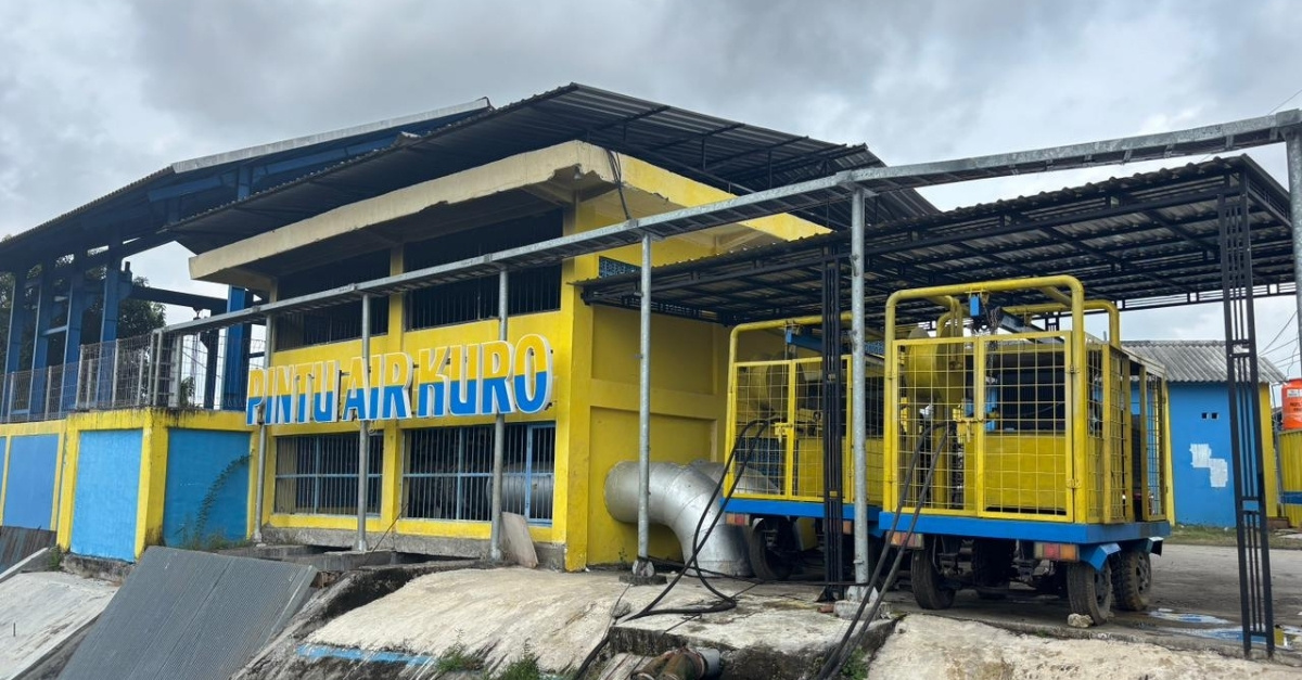 Foto: Optimalisasi Fungsi Pintu Air Kuro Selatan melalui Penggelontoran Eceng Gondok