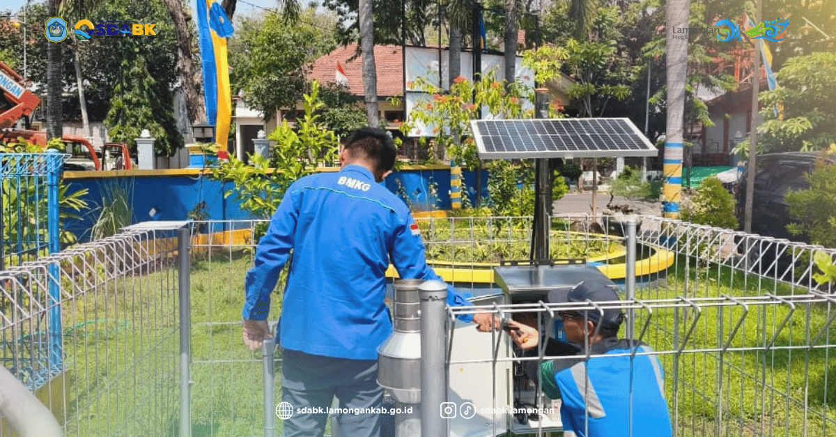Foto: Pastikan Data Curah Hujan Akurat, BMKG Juanda Lakukan Pengecekan dan Perbaikan Alat Penakar Hujan Otomatis di SDABK Lamongan