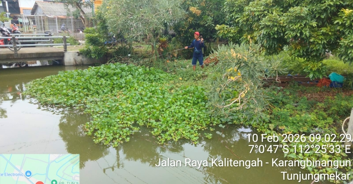 Foto: Kegiatan Penyemprotan Herbisida Akuatik dalam Pengendalian Eceng Gondok di Saluran Menuju Sluis Melik
