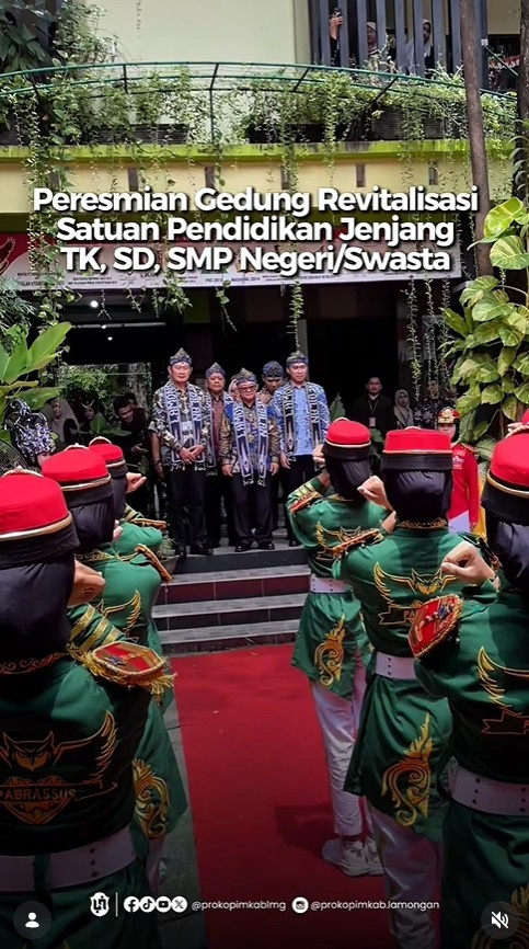Foto: Bupati Lamongan Yuhronur Efendi mendampingi Mendikdasmen RI, Abdul Mu'ti, meresmikan revitalisasi satuan pendidikan di SMP N 1 Lamongan