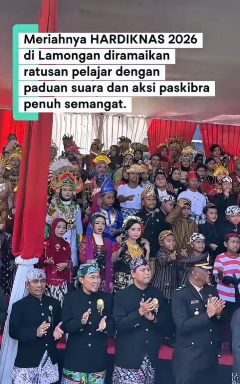 Foto: Meriahnya Hari Pendidikan Nasional 2026 di Lamongan! Ratusan pelajar tampil memukau lewat paduan suara & paskibra penuh semangat