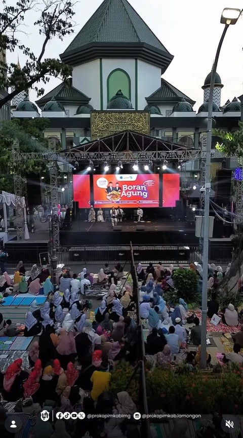 Foto: Antusiasme warga Lamongan dalam Festival Boran Agung yang digelar di sepanjang jalan depan Masjid Agung Lamongan, Minggu (15/3).