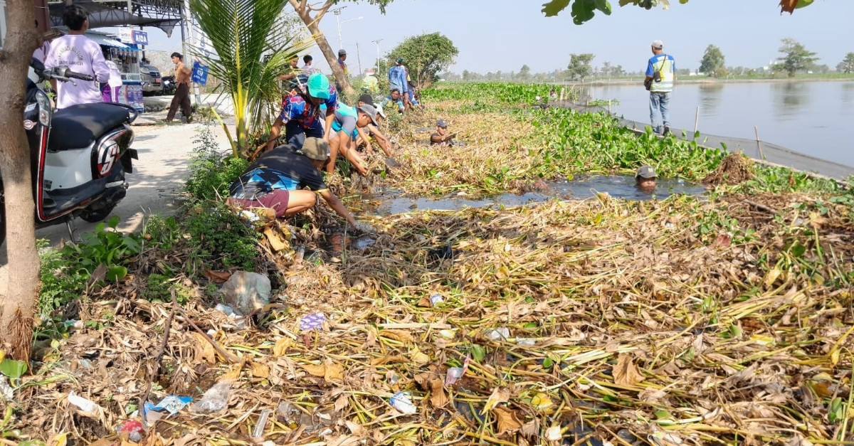 Foto: Sinergi Kerja Bakti Pembersihan Eceng Gondok di Saluran Desa Bojoasri untuk Kelancaran Aliran Air