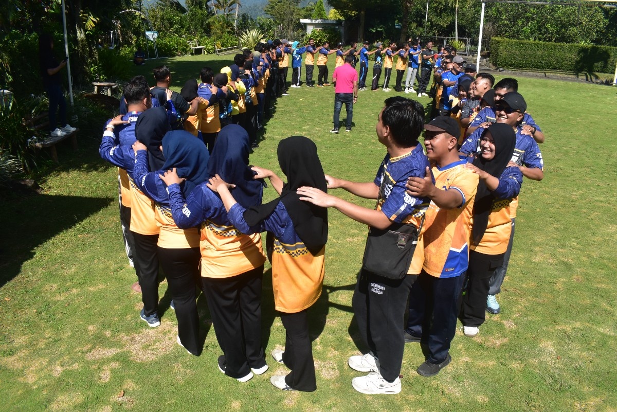 Foto: Seru dan Penuh Kebersamaan, SDABK Lamongan Gelar Fun Game Tingkatkan Soliditas Pegawai