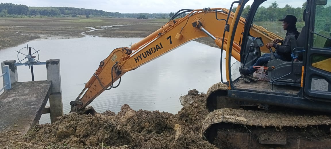 Foto: Penangan Tanggul Kritis di Waduk Cerokan