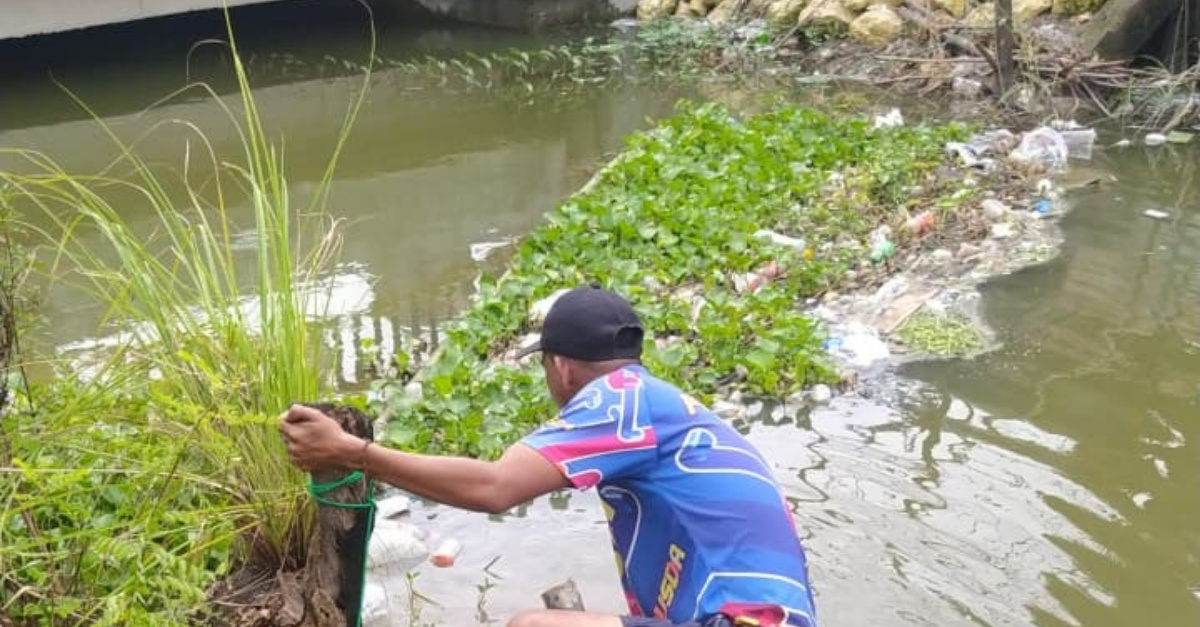 Foto: Pemeliharaan Rutin Pembersihan Sampah di Saluran Pasar Lembung guna Kelancaran Aliran Air menuju Sluis Melik