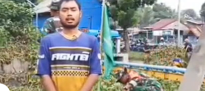 Foto: Kerja Bakti Bersihkan Eceng Gondok dan Sampah, Cegah Banjir di Babat
