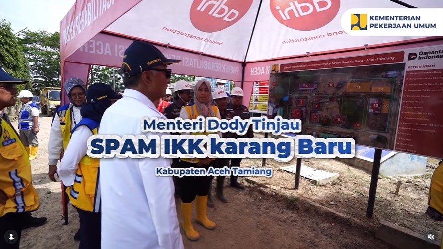 Foto: Kementerian PU turut melakukan pembersihan jalan akses menuju lokasi SPAM untuk mendukung percepatan penanganan pascabencana.