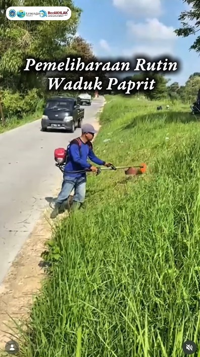 Foto: Pemeliharaan Rutin Waduk Paprit melalui Pemotongan Rumput Liar