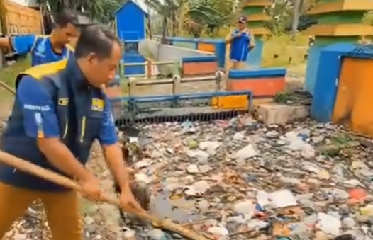 Foto: Edukasi: Jangan Buang Sampah ke Kali Konang Demi Kelancaran Saluran dan Kinerja Pompa Banjir Bedahan