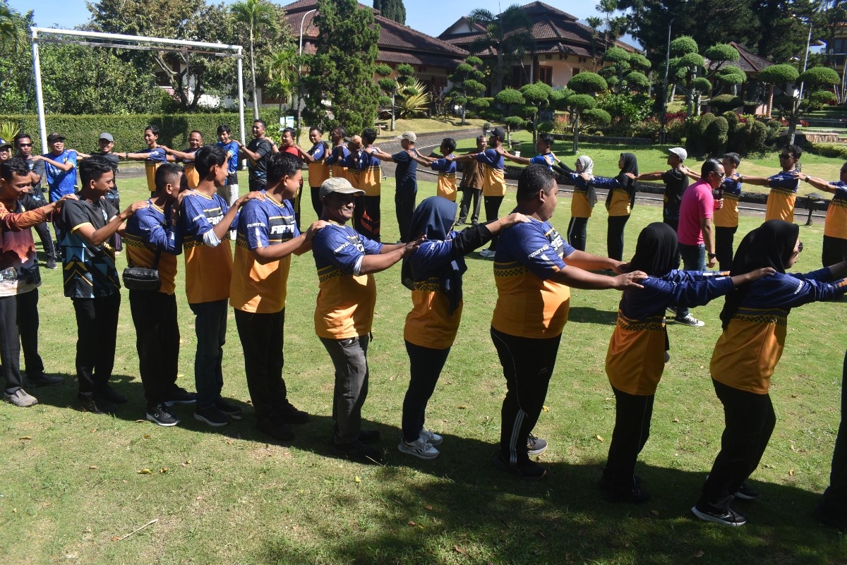 Foto: Seru dan Penuh Kebersamaan, SDABK Lamongan Gelar Fun Game Tingkatkan Soliditas Pegawai