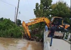 Foto: Pembersihan Sampah di Jembatan Tambakploso, Turi