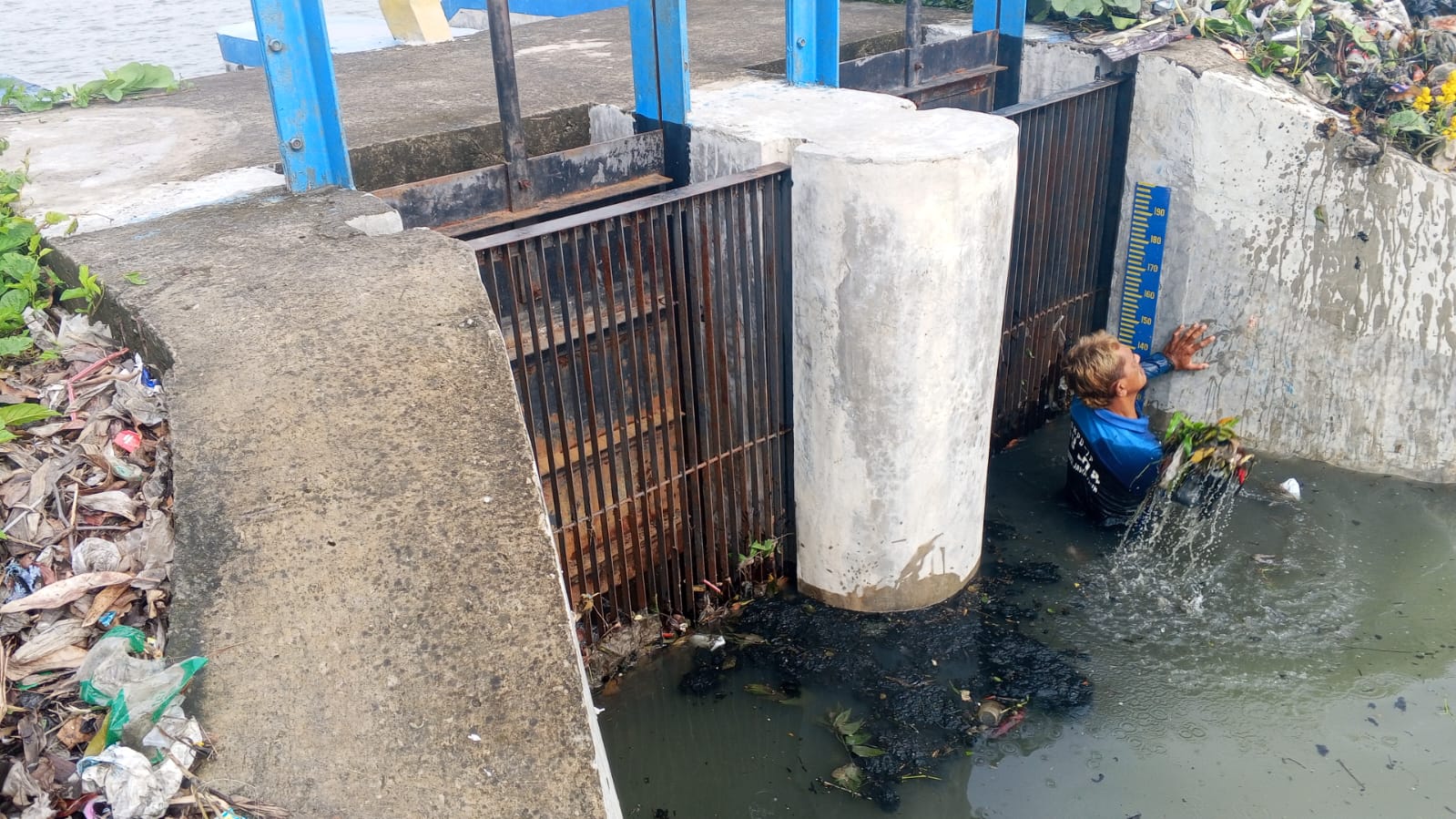 Foto: Pembersihan Intake Pintu Kolam Retensi