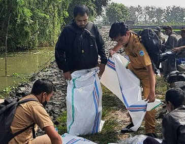 Foto: Penanganan Darurat Saluran Intake di Rawa Manyar Dilakukan Bersama Masyarakat