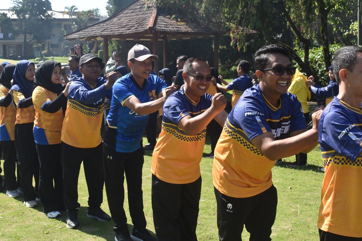 Foto: Seru dan Penuh Kebersamaan, SDABK Lamongan Gelar Fun Game Tingkatkan Soliditas Pegawai