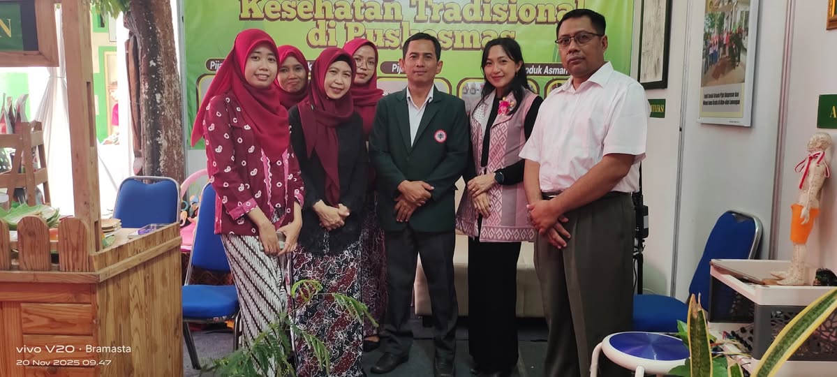 Foto: Partisipasi Puiskesmas Sugio dalam Peringatan Hari Kesehatan Nasional ke-61 dengan penampilan booth Asman Toga