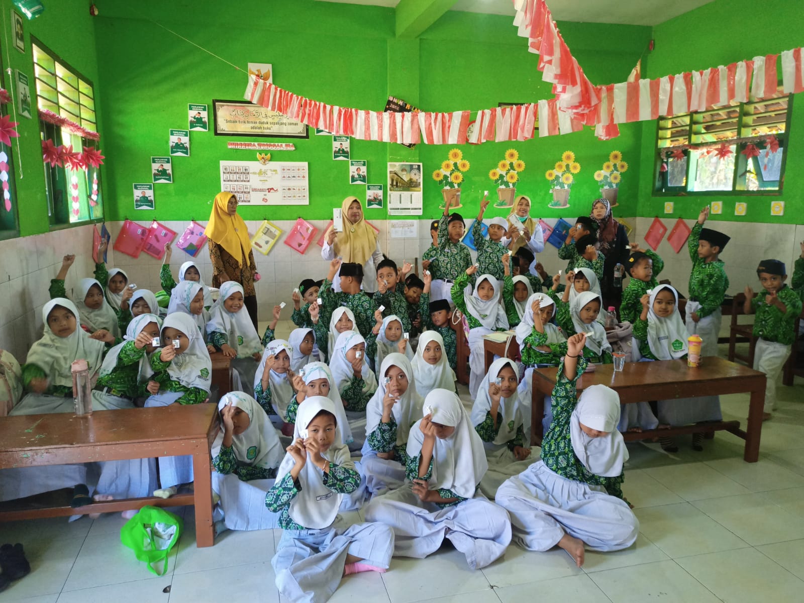 Foto: Wujudkan Generasi Sehat, MI Hidayatul Islamiyah Desa German Gelar Pemberian Obat Cacing