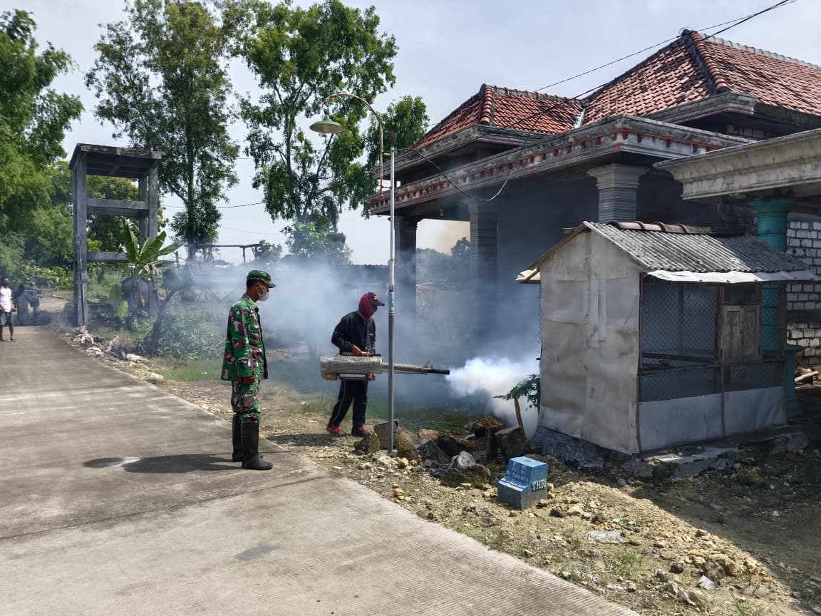 Respons Cepat Kasus DBD, Puskesmas Sugio Laksanakan Fogging di Desa Bedingin