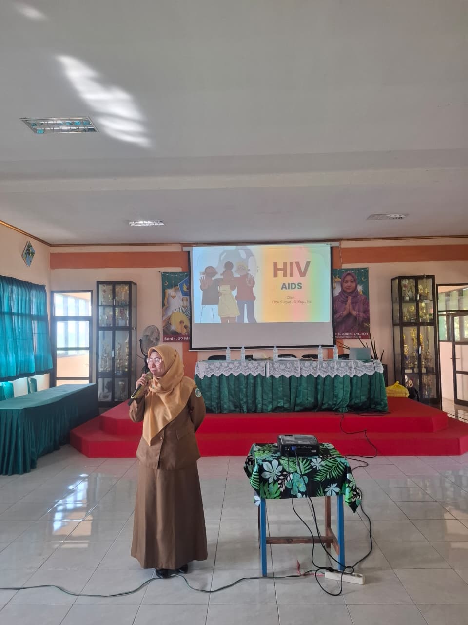 Edukasi Sejak Dini: Puskesmas Sugio Bekali Siswa SMPN 1 Sugio Pemahaman Bahaya HIV/AIDS
