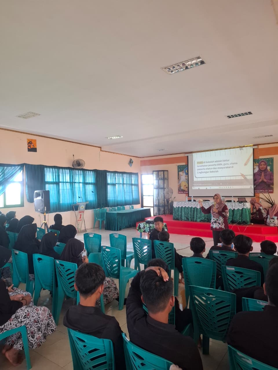 Membentuk Generasi Berkarakter: SMP Negeri 1 Sugio Bersama Puskesmas Sugio Gagas Remaja Sadar HIV/AIDS