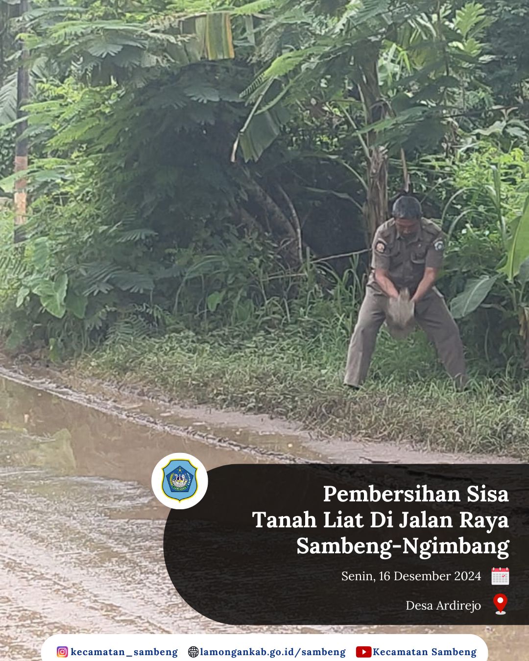 Foto: PEMBERSIHAN JALAN RAYA SAMBENG-NGIMBANG DARI SISA TANAH