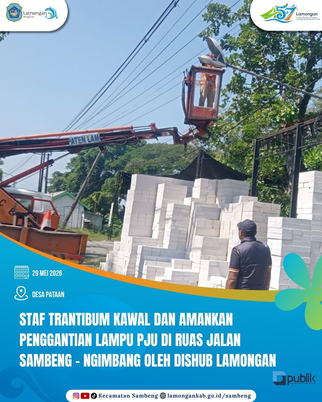 Foto: STAF TRANTIBUM KECAMATAN SAMBENG KAWAL PENGGANTIAN LAMPU PJU OLEH DISHUB LAMONGAN