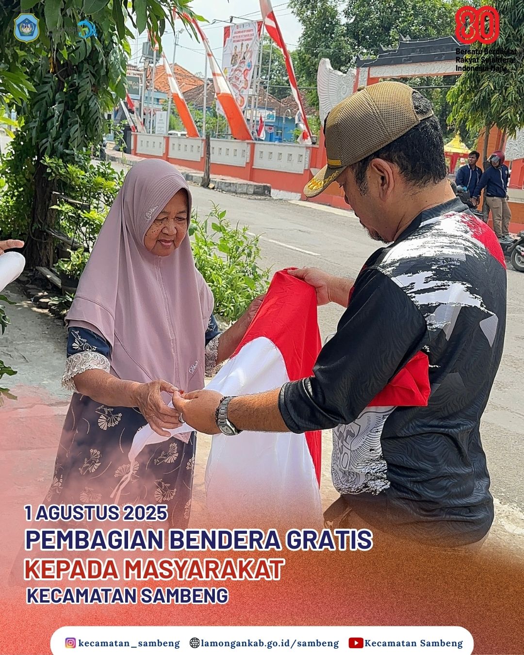 Foto: PEMBAGIAN BENDERA MERAH PUTIH GRATIS KEPADA MASYARAKAT