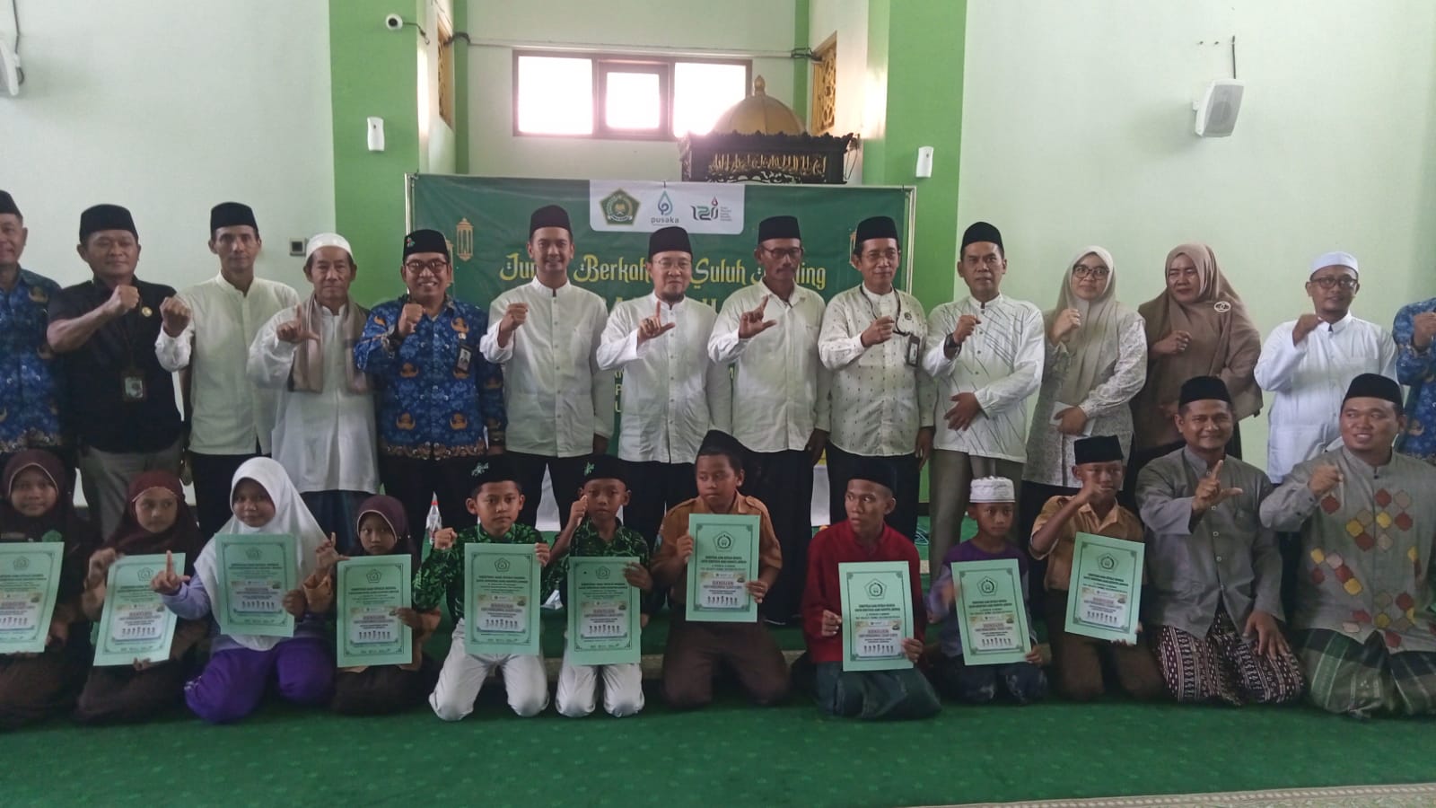 Foto: Penyerahan bantuan berupa Alquran dan santunan kepada anak yatim piatu.