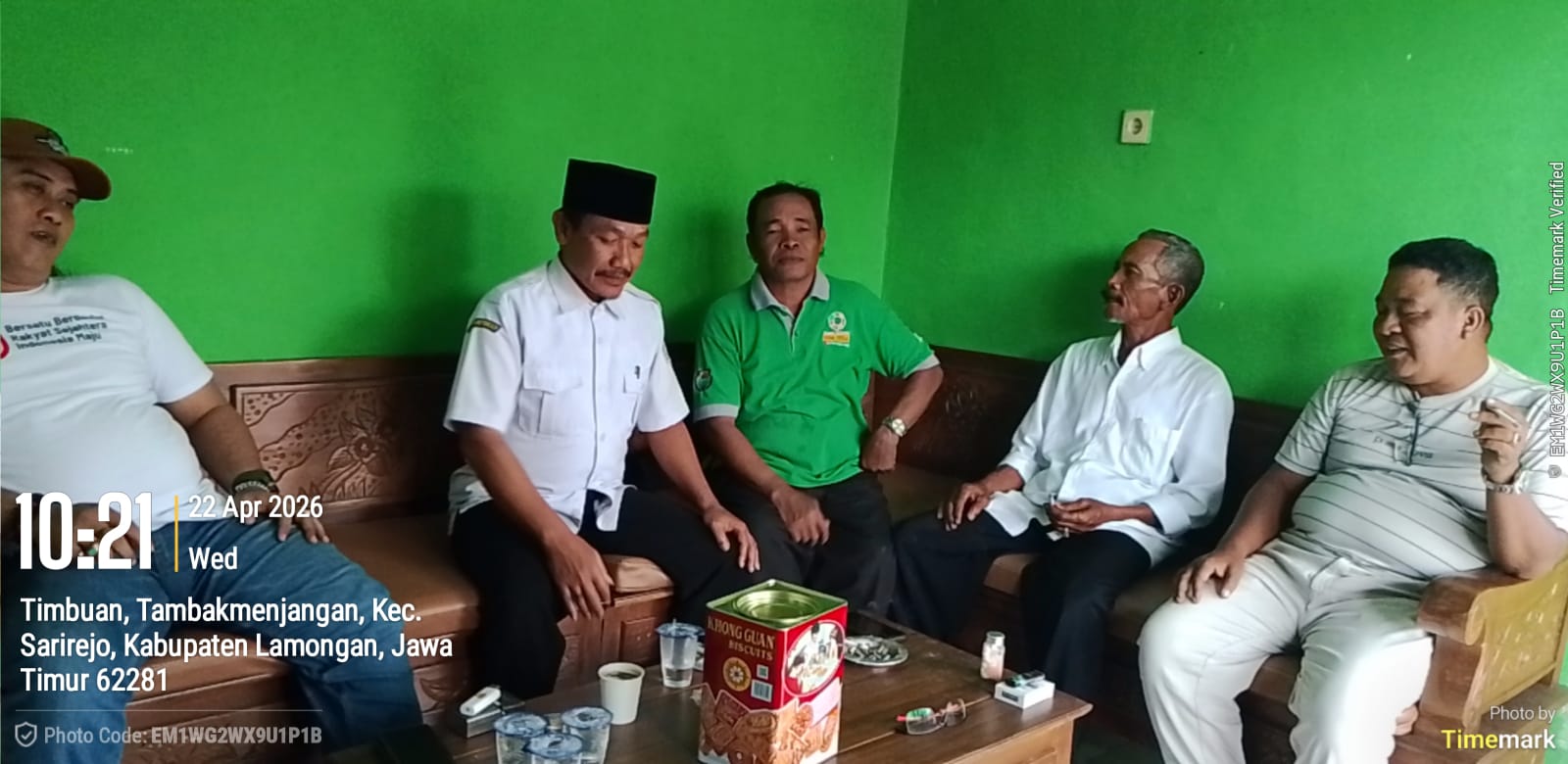 Foto: Tim pemungut PBB P-2 kecamatan sarirejo melakukan pemungutan pajak di desa tambakmenjangan
