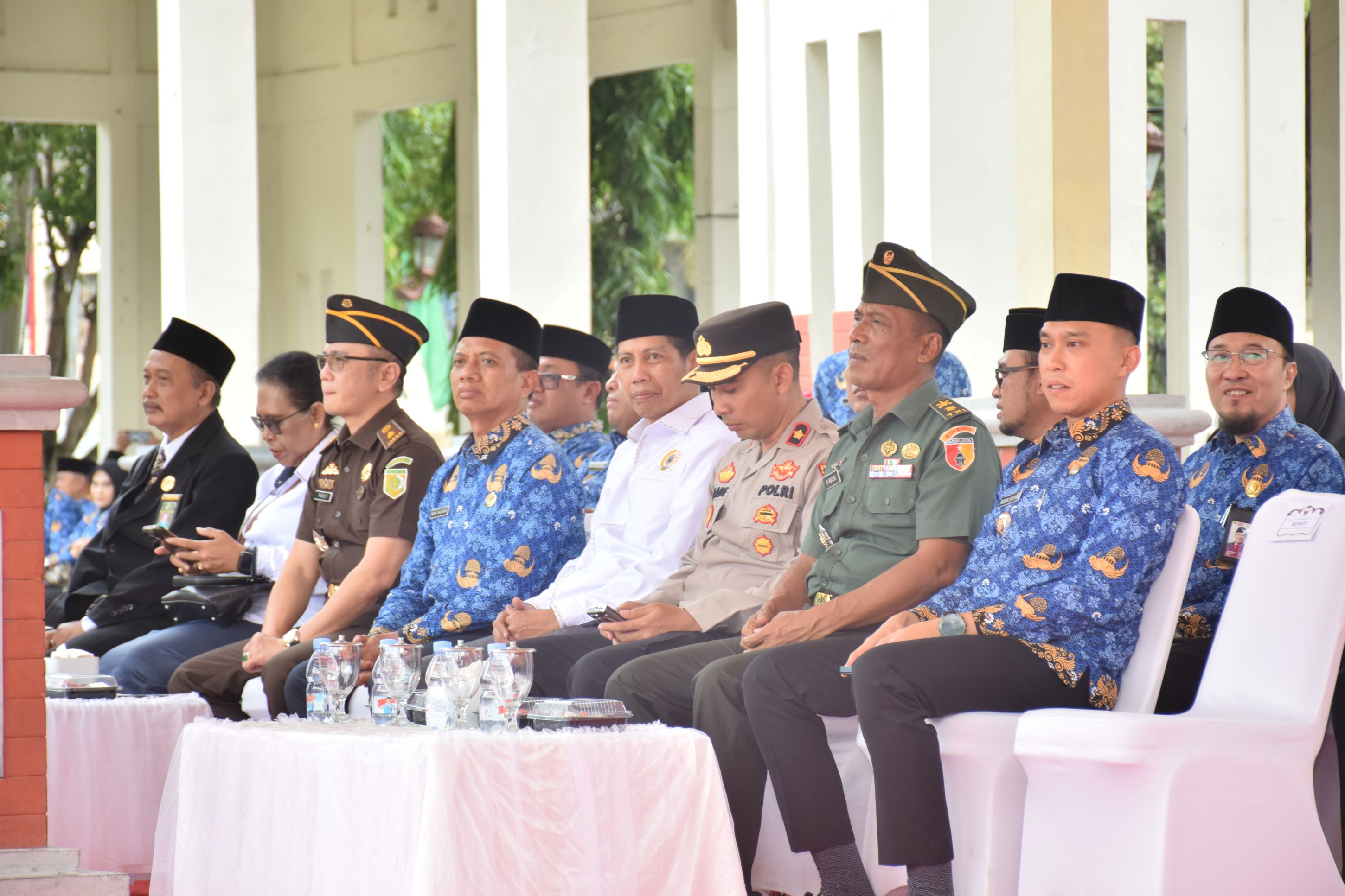 Foto: WAKIL KETUA II DPRD LAMONGAN HADIRI UPACARA PERINGATAN HUT KORPRI, HGN, DAN HUT PGRI DI ALUN-ALUN LAMONGAN