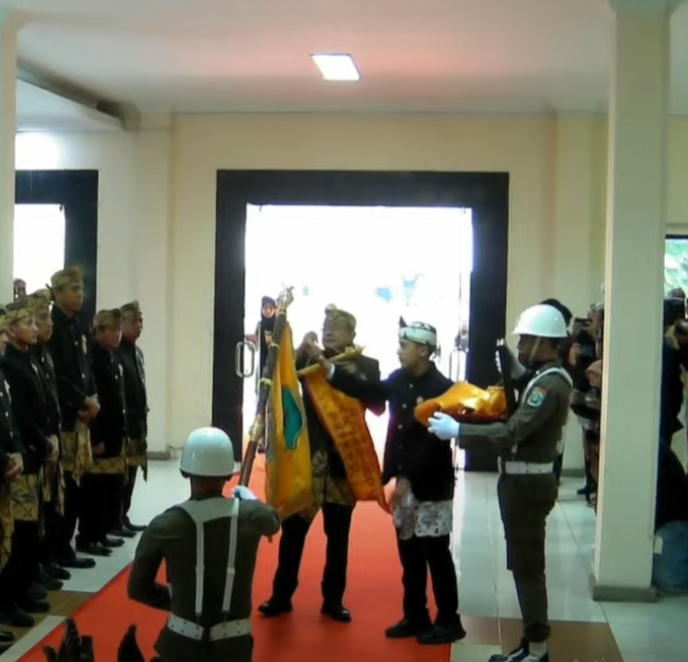 Ketua DPRD melakukan Upacara Pembukaan selubung Pataka atau lambang daerah