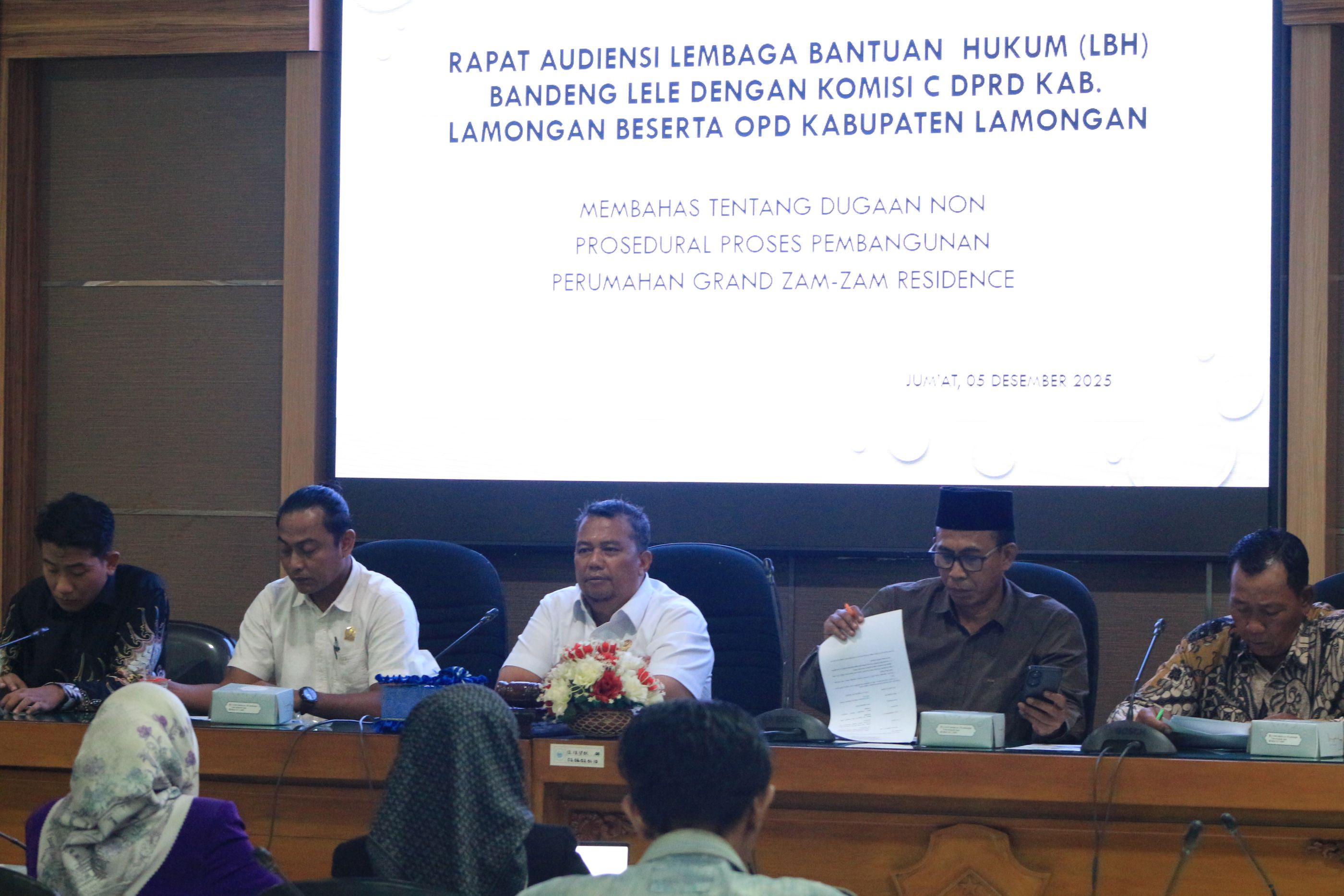 Foto: KOMISI C DPRD KABUPATEN LAMONGAN TERIMA AUDIENSI LEMBAGA BANTUAN HUKUM TERKAIT DUGAAN ADANYA NON PROCEDURAL PROSES PEMBANGUNAN PENGEMBANGAN PERUMAHAM GRAND ZAM-ZAM RESIDENCE