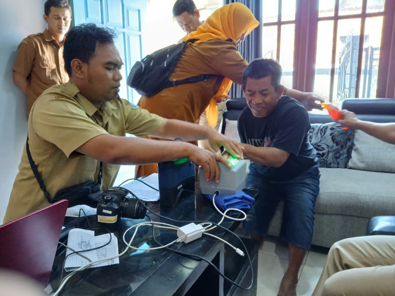 Foto: Dukcapil Lamongan melaksanakan perekaman E-KTP bagi warga rentan.