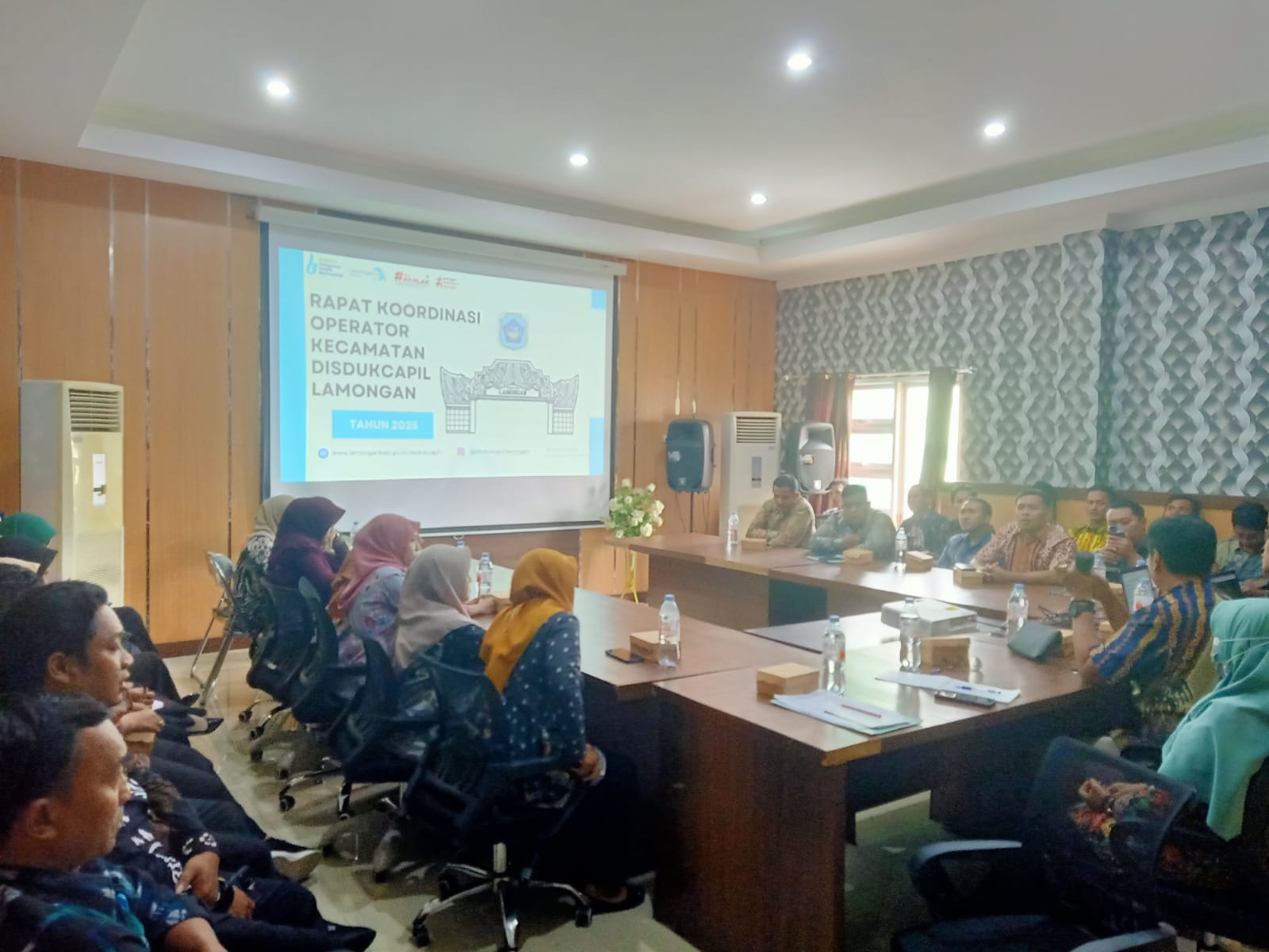 Foto: RAPAT KOORDINASI OPERATOR PELAYANAN KEPENDUDUKAN SE KAB. LAMONGAN