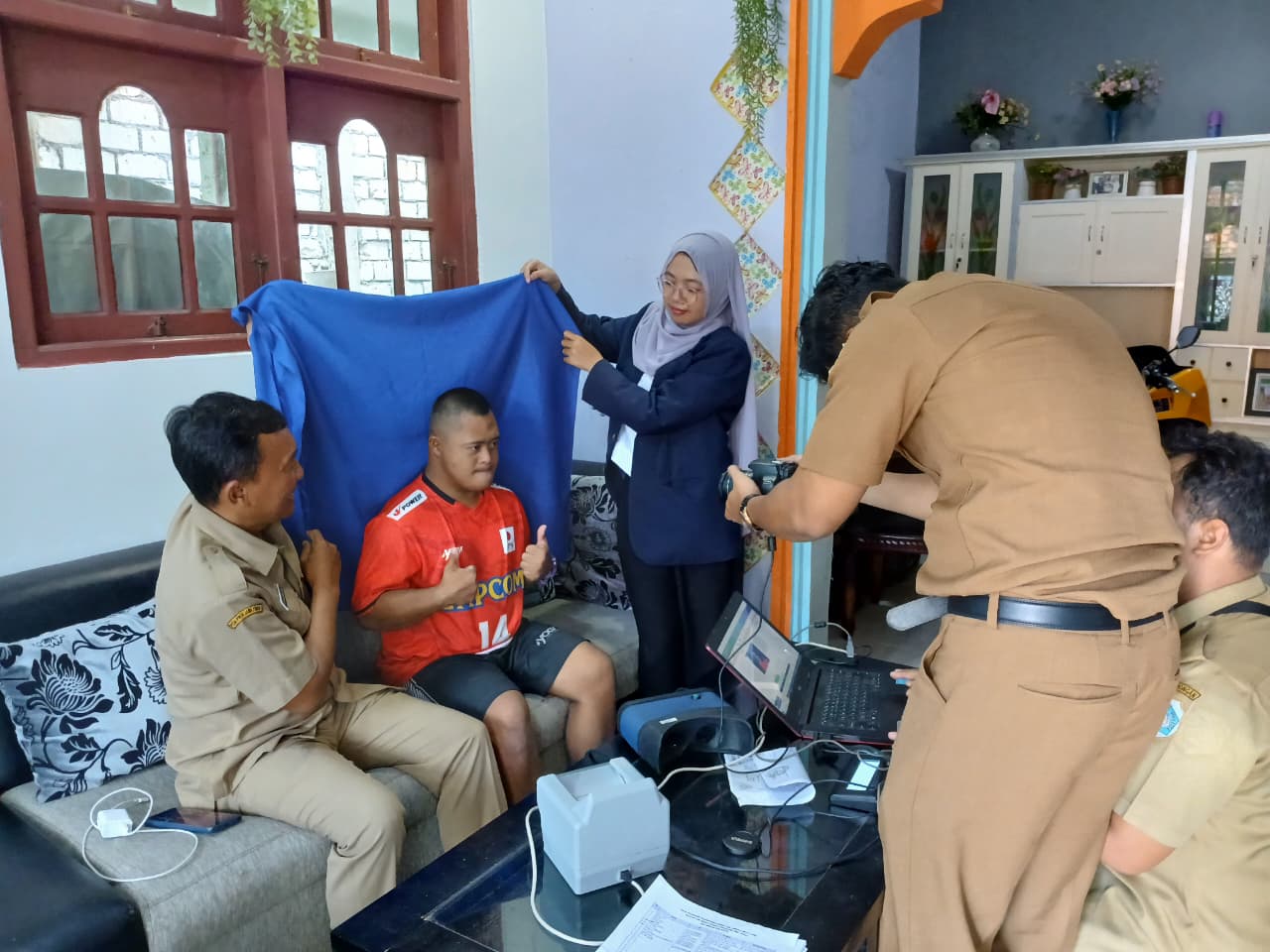 Foto: DOLUMEN PEREKEMAN E KTP BAGI WARGA RENTAN DI KECAMATAN SOLOKURO
