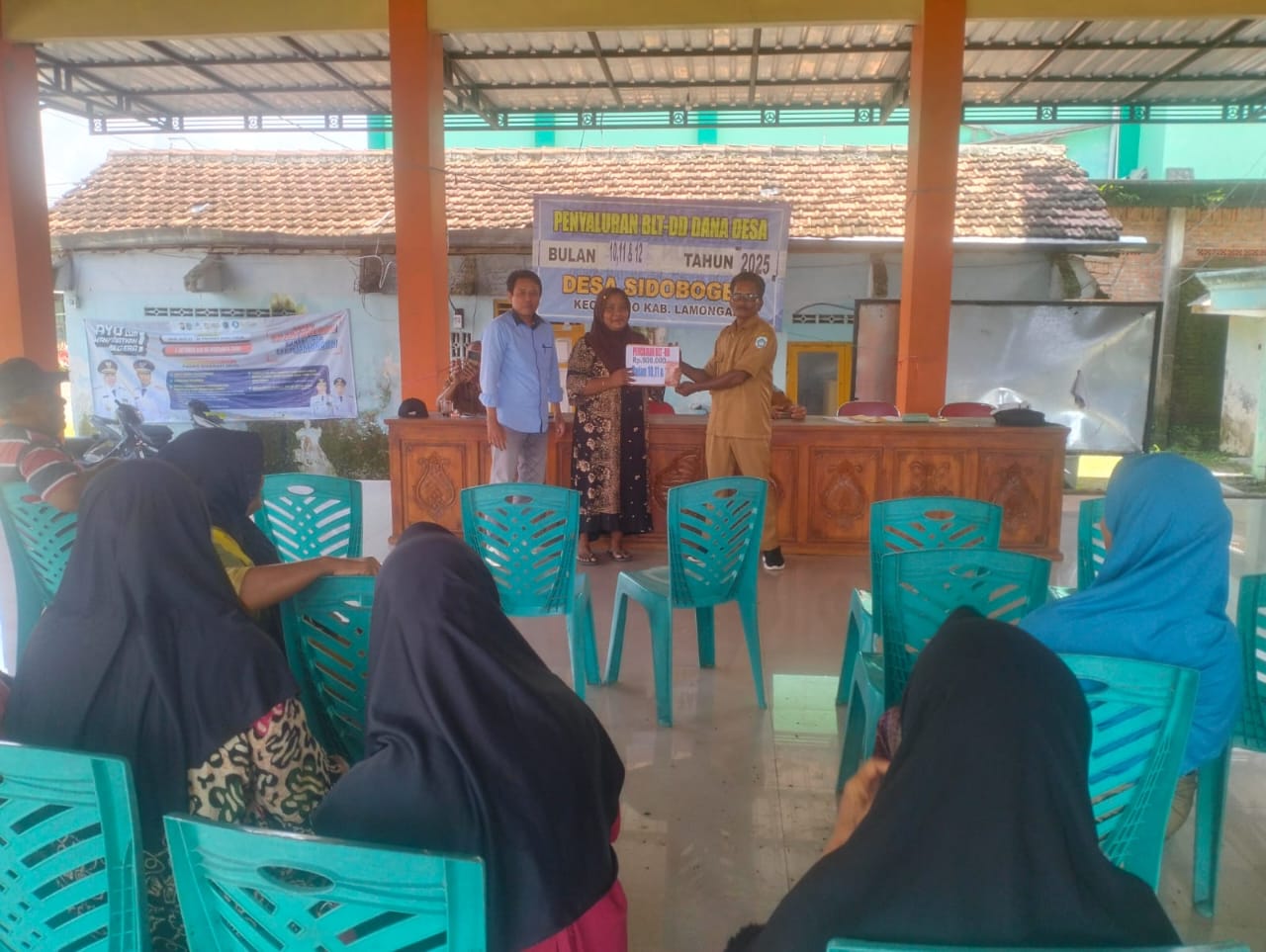 Foto: Penyaluran BLT-Dana Desa Tribulan IV Desa Sidobogem