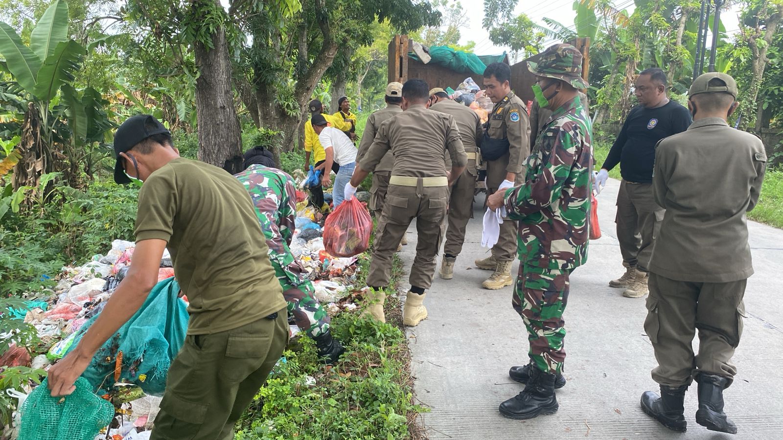 Foto: Aksi Bersih Sampah Liar