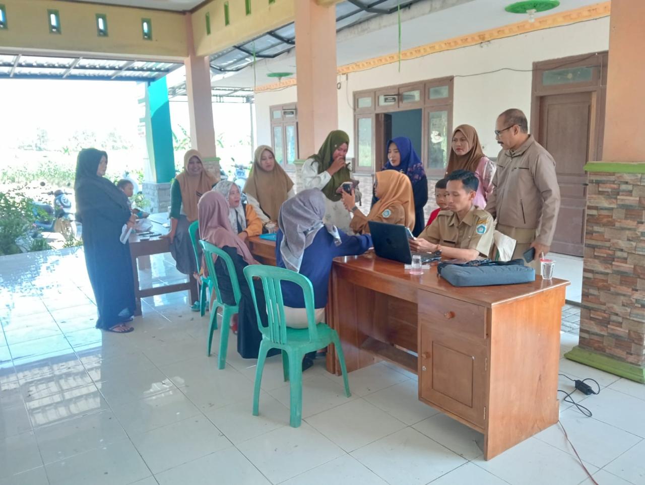 Foto: Aktivasi IKD di Balai Desa Kalitengah Kecamatan Sugio