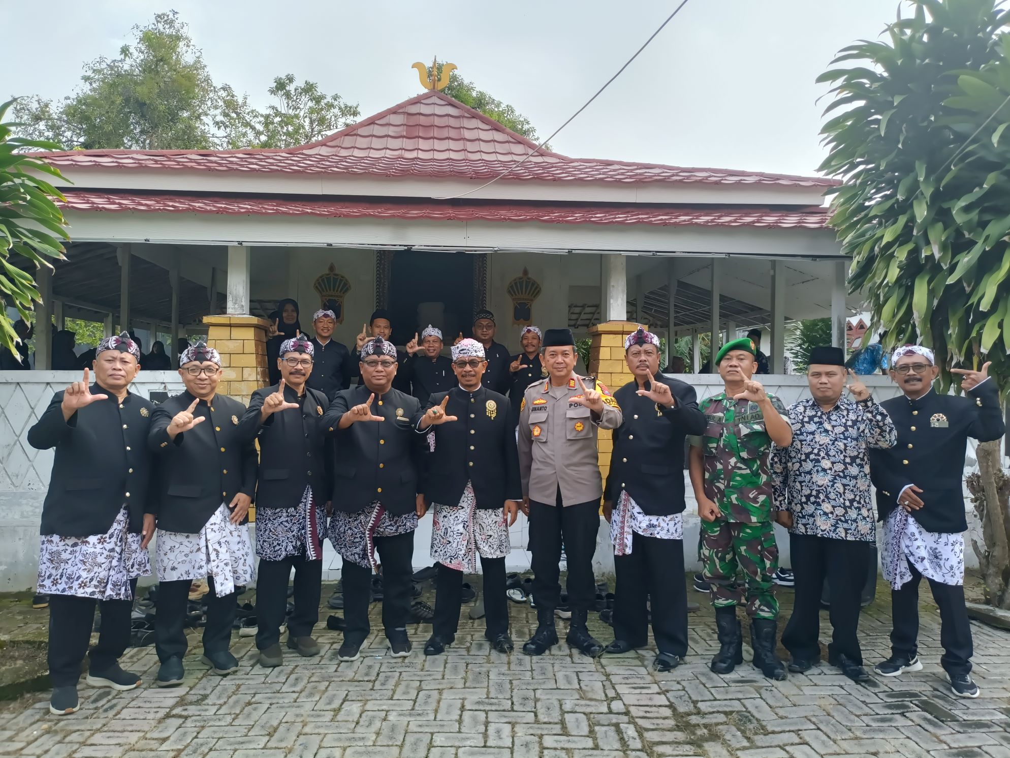 Tabur Bunga dan Ziarah Makam Leluhur