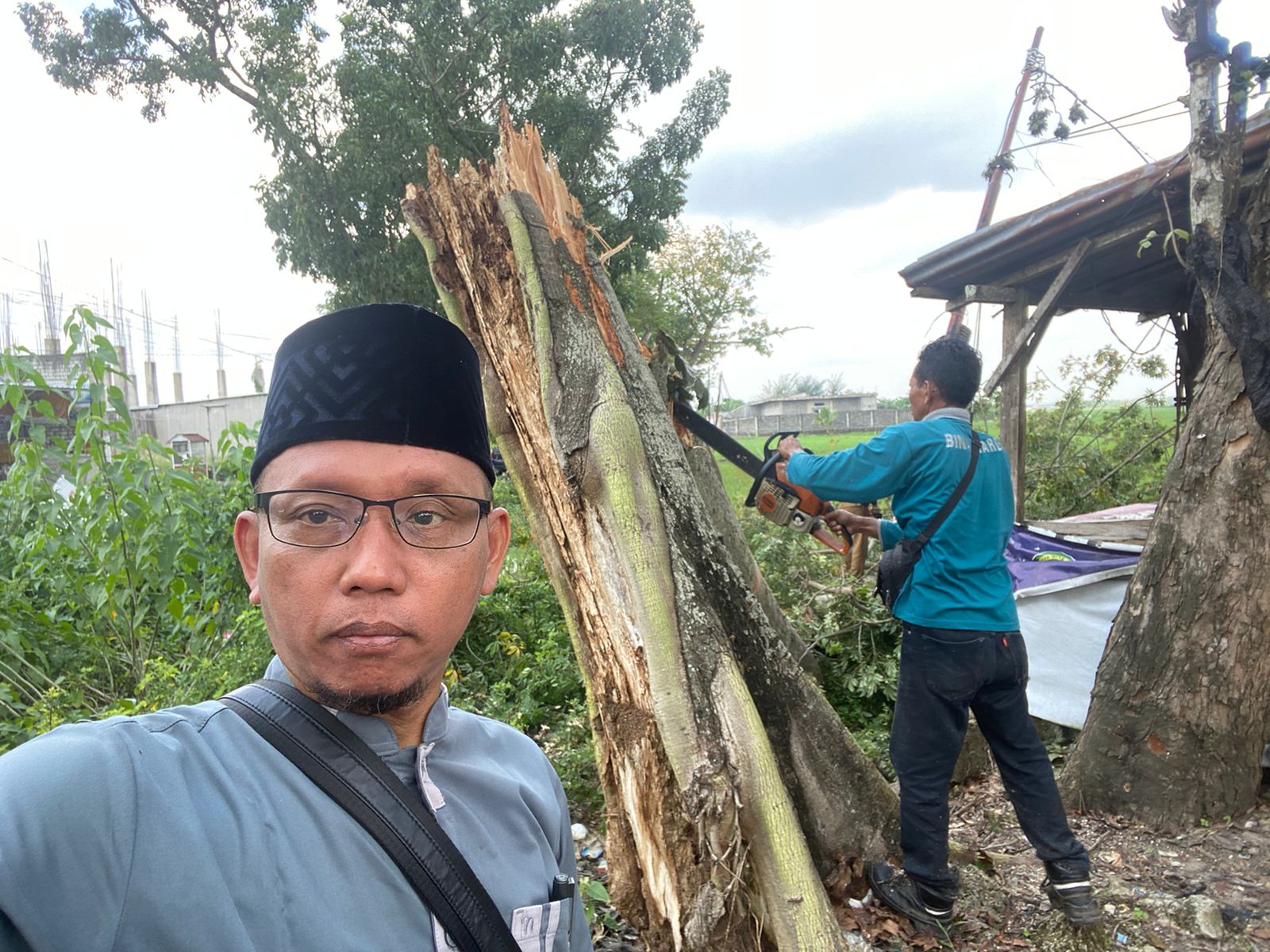 Foto: Evakuasi Pohon Tumbang
