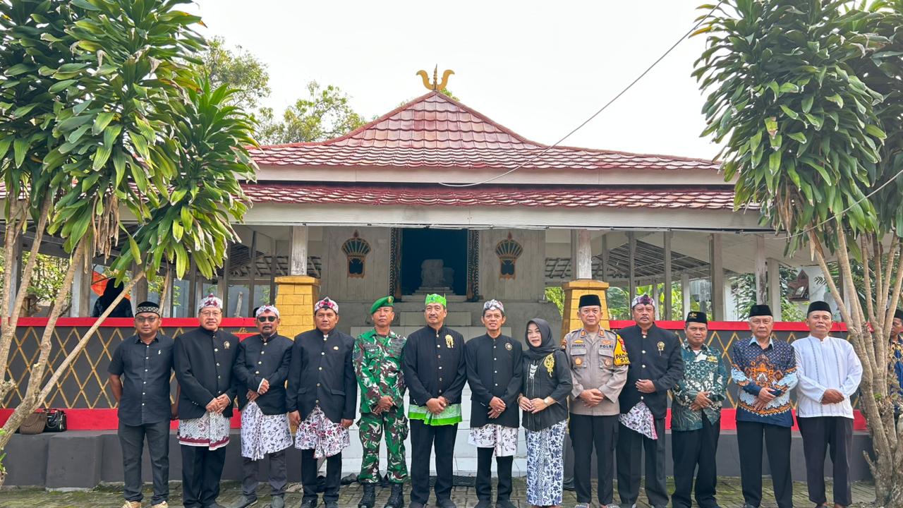 Foto: Apel Ziarah dan Tabur Bunga Makam Mbok Rondo Gondang