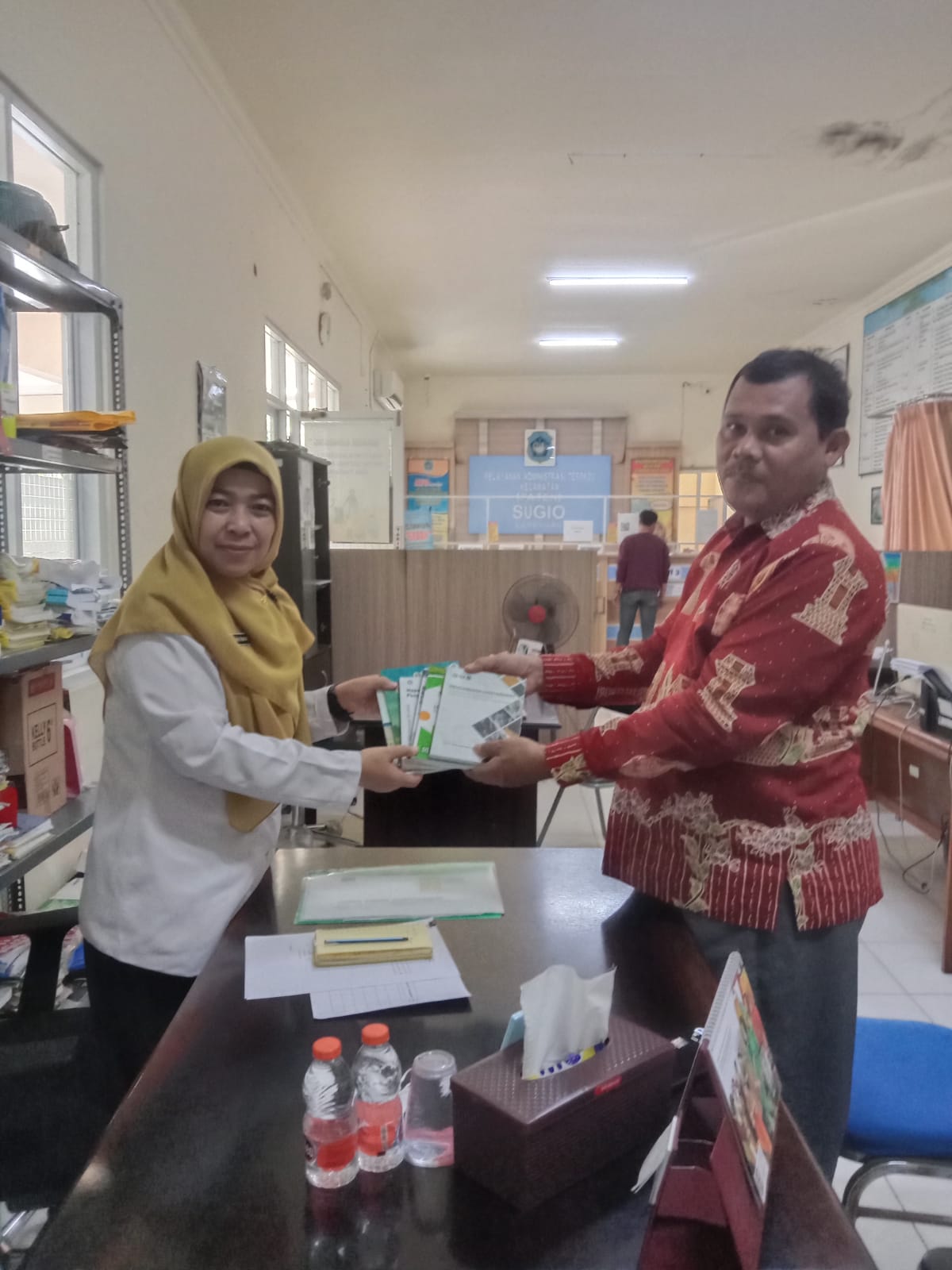 Foto: Serah Terima Buku Kegiatan KKN UINSA Surabaya