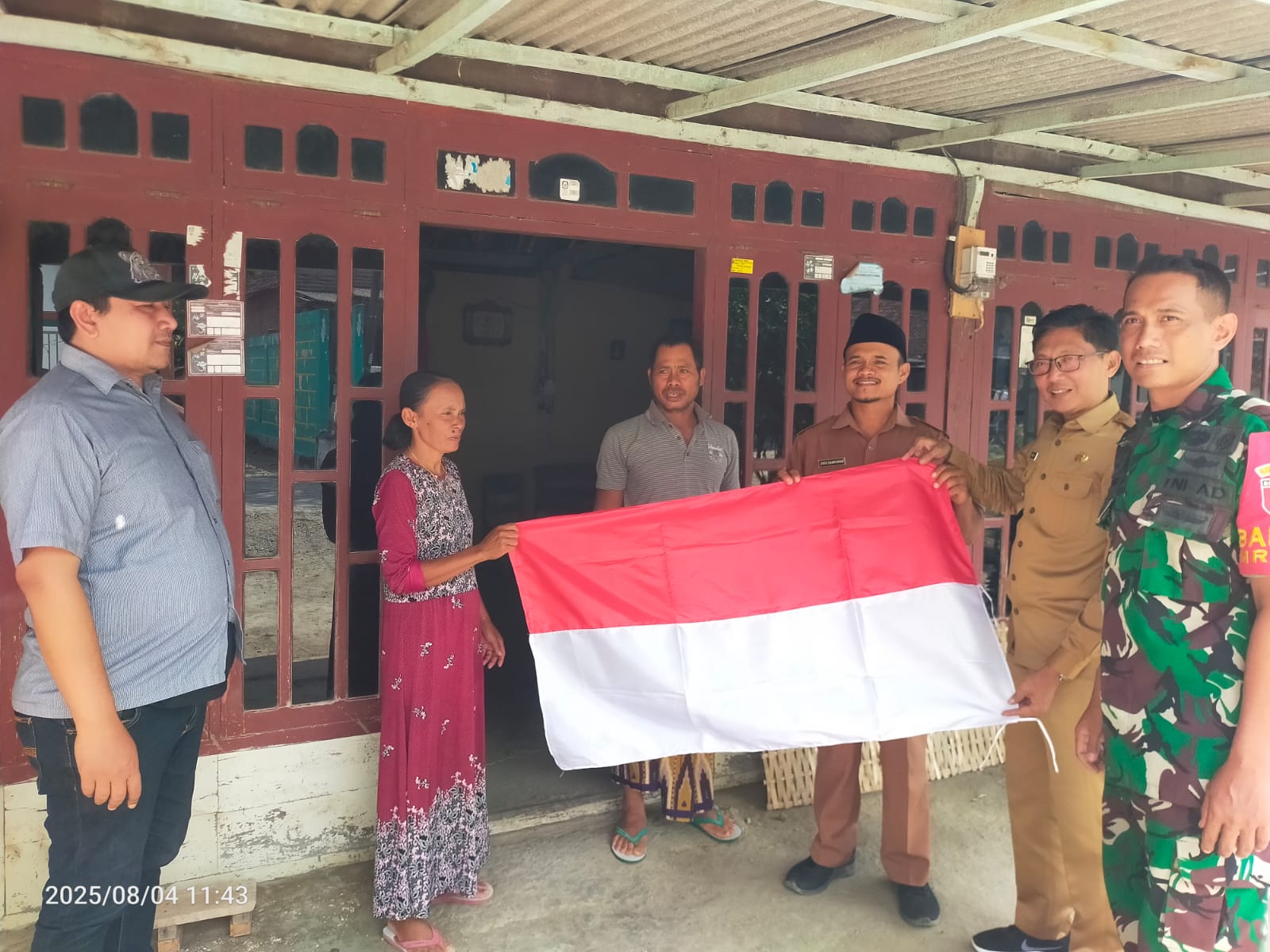 Foto: Gerakan Pembagain Bendera Merah Putih